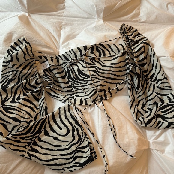 Flowy cowl neck zebra open back tie top - Picture 7 of 8